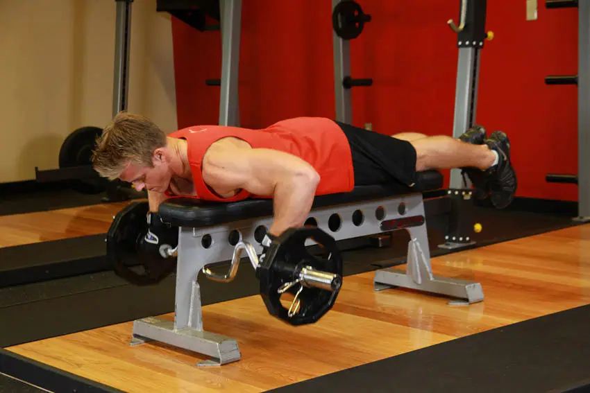 Lying Cambered Barbell Row — posisi akhir
