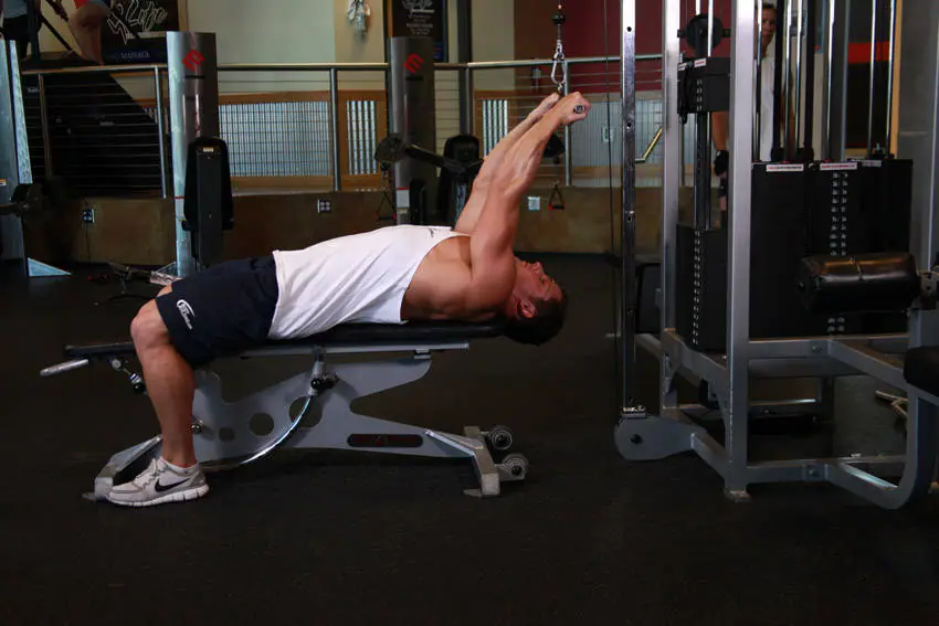 Lying Close-Grip Bar Curl On High Pulley — posisi awal