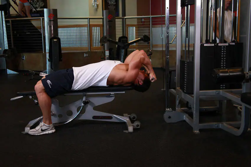 Lying Close-Grip Bar Curl On High Pulley — posisi akhir