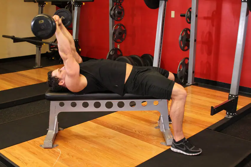 Lying Close-Grip Barbell Triceps Extension Behind The Head — posisi akhir