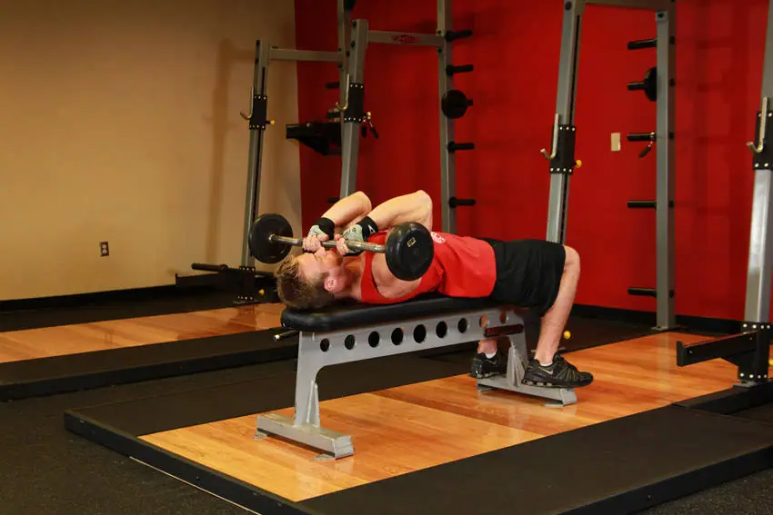 Lying Close-Grip Barbell Triceps Press To Chin — posisi akhir