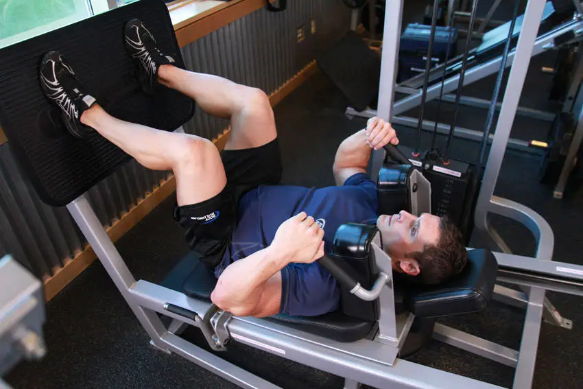 Lying Machine Squat — posisi awal