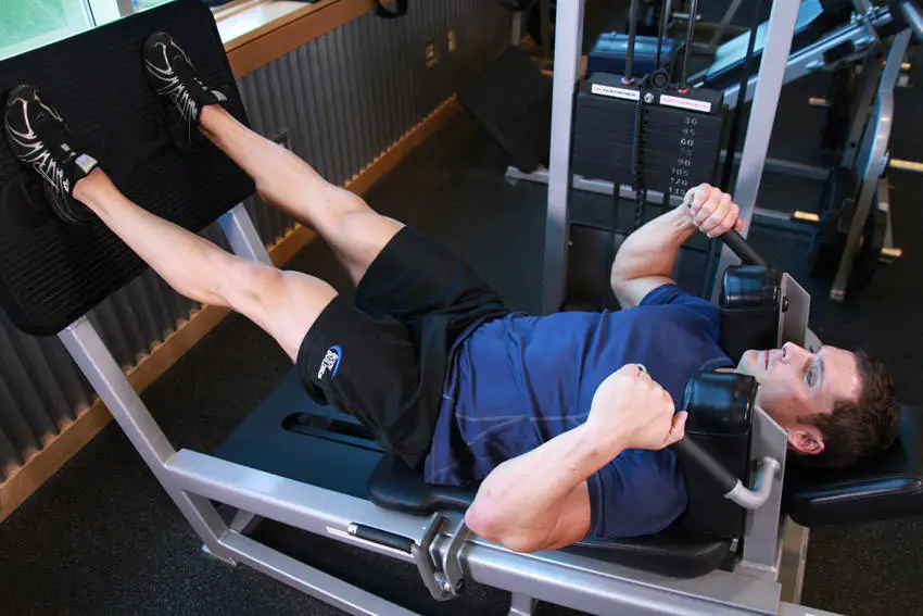 Lying Machine Squat — posisi akhir