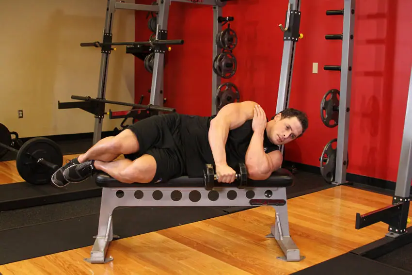 Lying One-Arm Lateral Raise — posisi awal