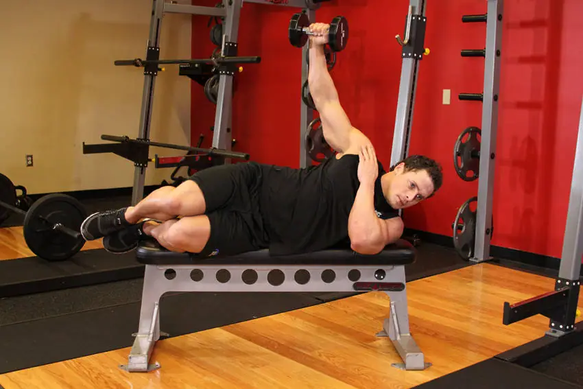 Lying One-Arm Lateral Raise — posisi akhir