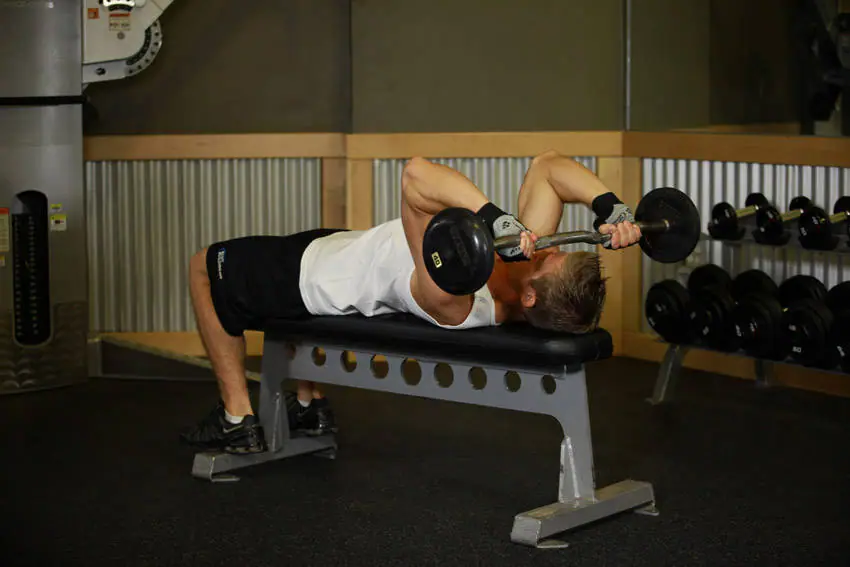 Lying Triceps Press — posisi akhir