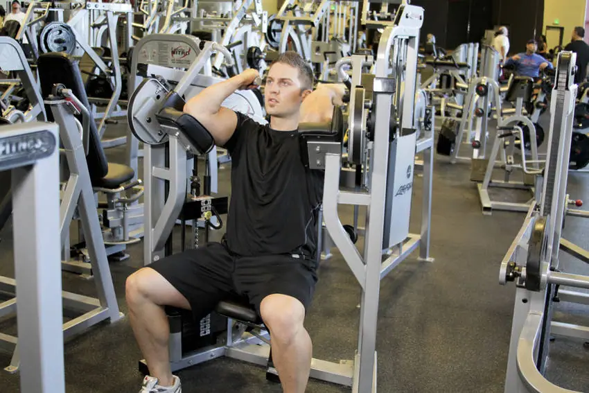 Machine Bicep Curl — posisi akhir