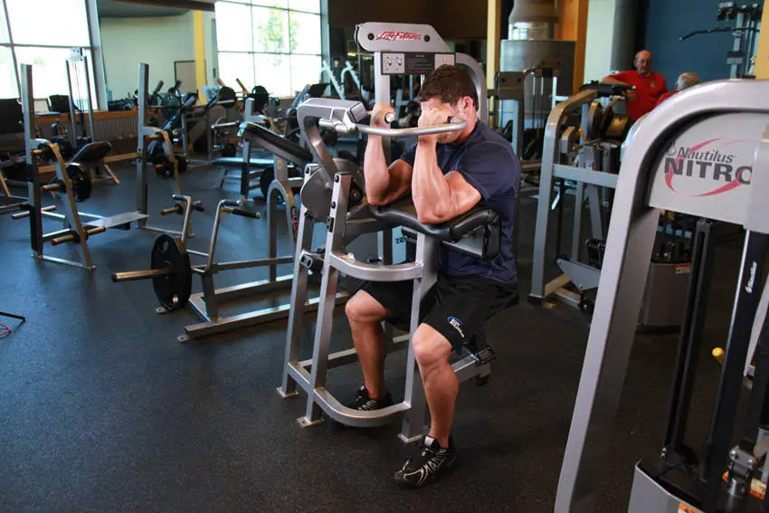 Machine Preacher Curls — posisi akhir
