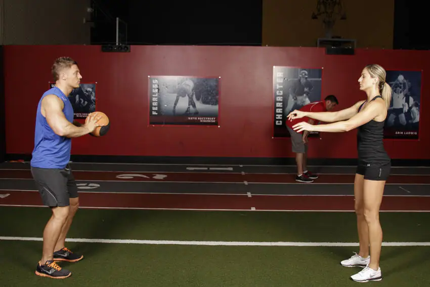 Medicine Ball Chest Pass — posisi awal