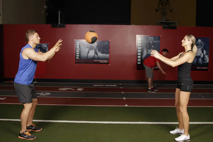 Medicine Ball Chest Pass — posisi akhir