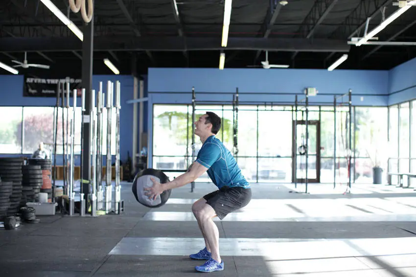 Medicine Ball Scoop Throw — posisi awal