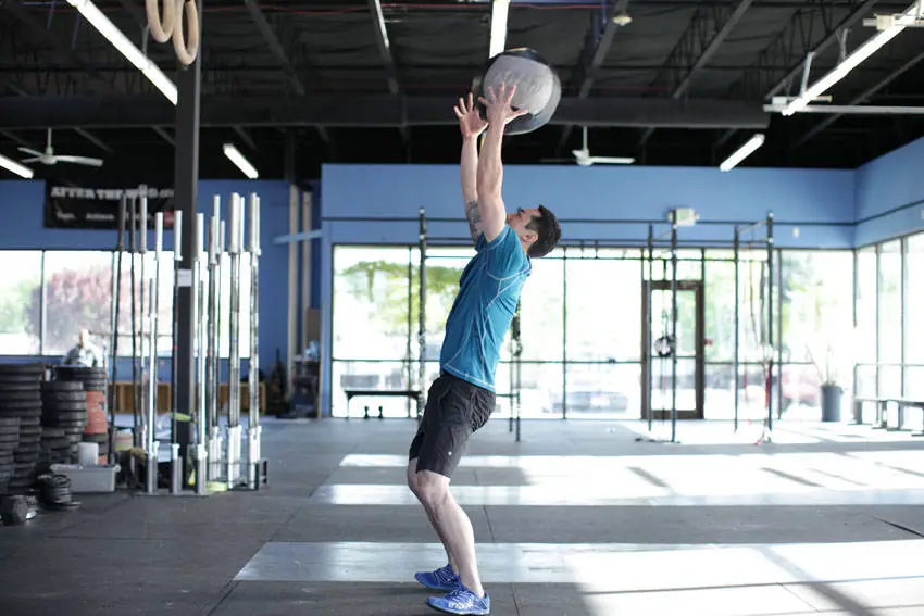 Medicine Ball Scoop Throw — posisi akhir