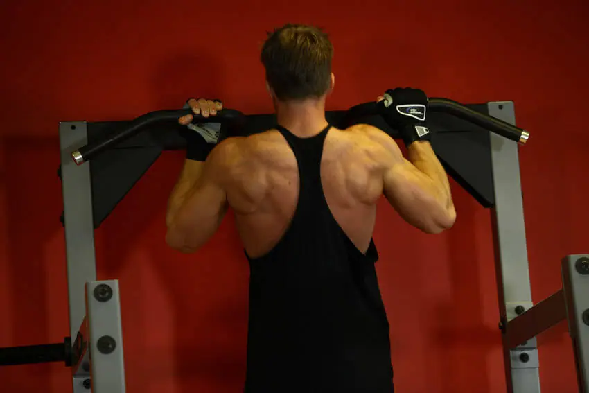 Mixed Grip Chin — posisi akhir