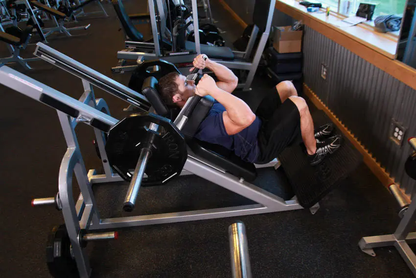 Narrow Stance Hack Squats — posisi awal