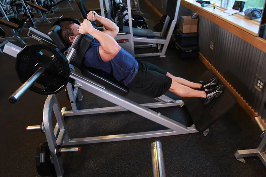 Narrow Stance Hack Squats — posisi akhir