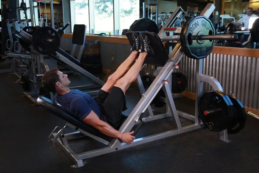 Narrow Stance Leg Press — posisi akhir