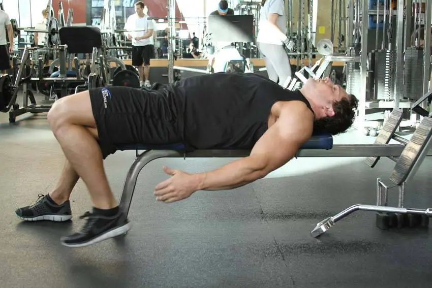 On-Your-Back Quad Stretch — posisi awal