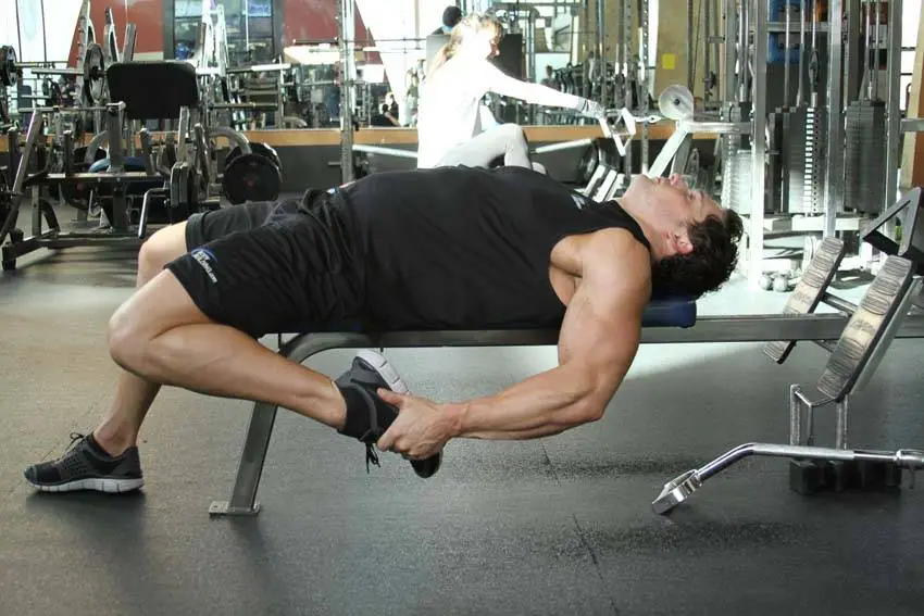 On-Your-Back Quad Stretch — posisi akhir