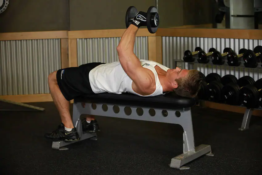 One-Arm Flat Bench Dumbbell Flye — posisi akhir