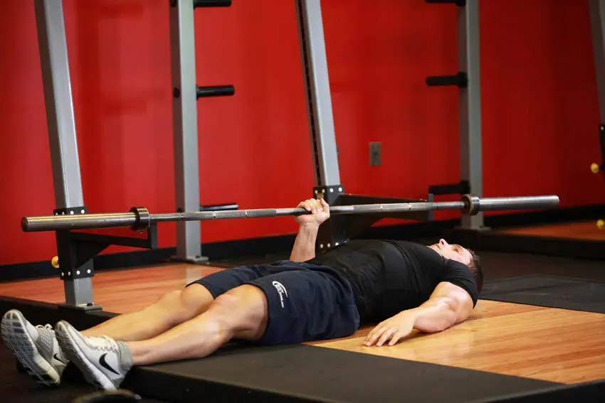 One Arm Floor Press — posisi awal