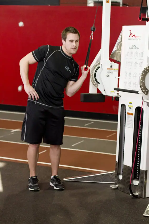 One-Arm High-Pulley Cable Side Bends — posisi akhir