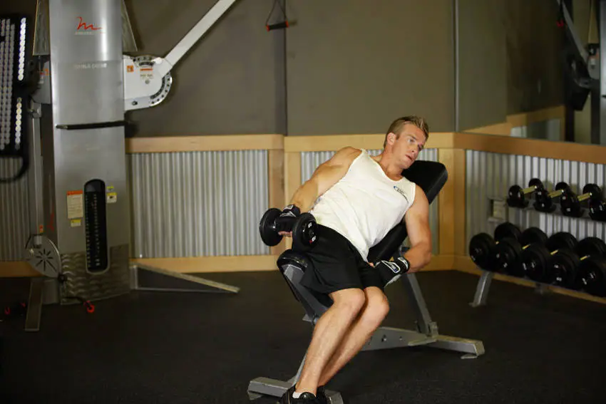 One-Arm Incline Lateral Raise — posisi awal