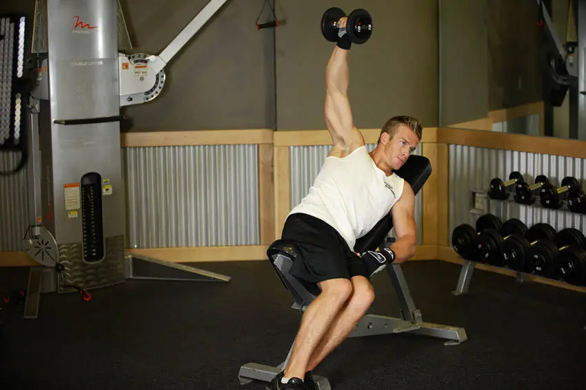 One-Arm Incline Lateral Raise — posisi akhir