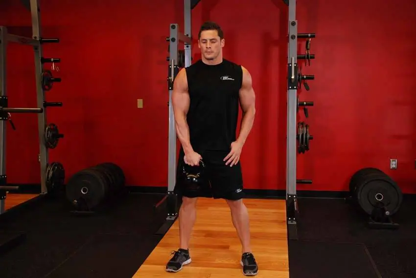 One-Arm Kettlebell Clean — posisi awal