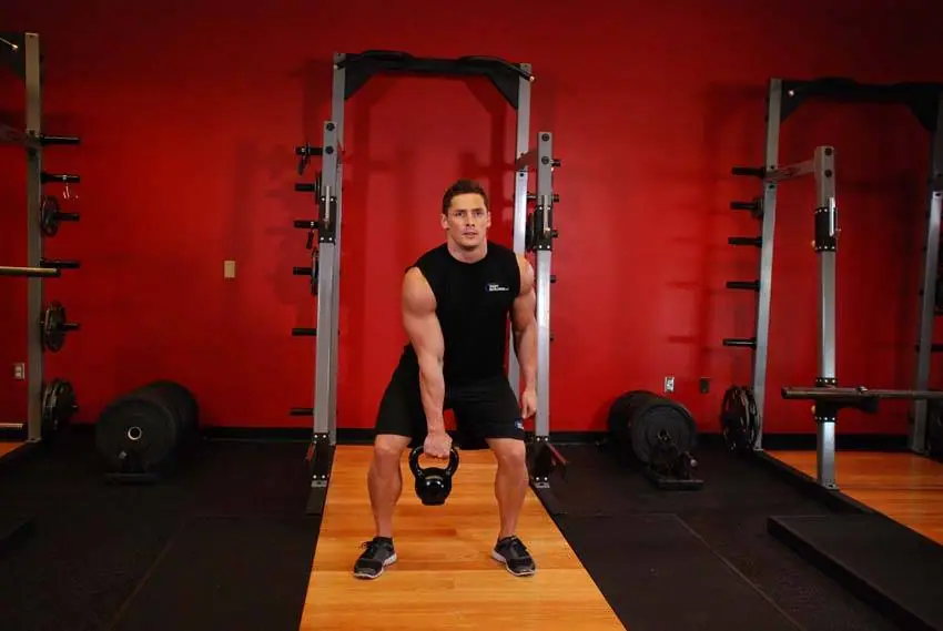 One-Arm Kettlebell Clean and Jerk — posisi awal