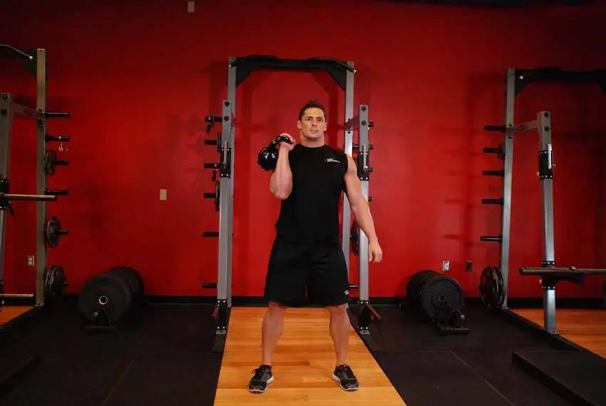 One-Arm Kettlebell Clean and Jerk — posisi akhir