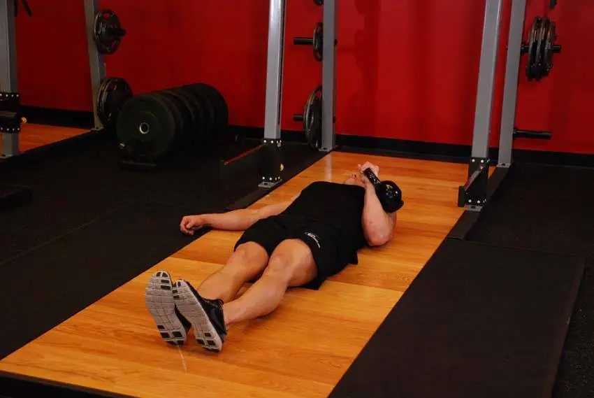 One-Arm Kettlebell Floor Press — posisi awal