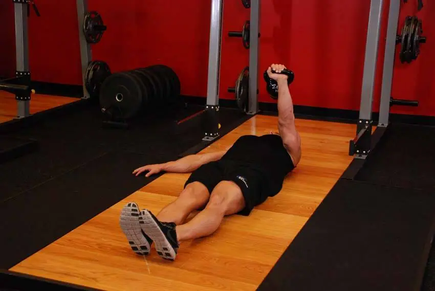 One-Arm Kettlebell Floor Press — posisi akhir