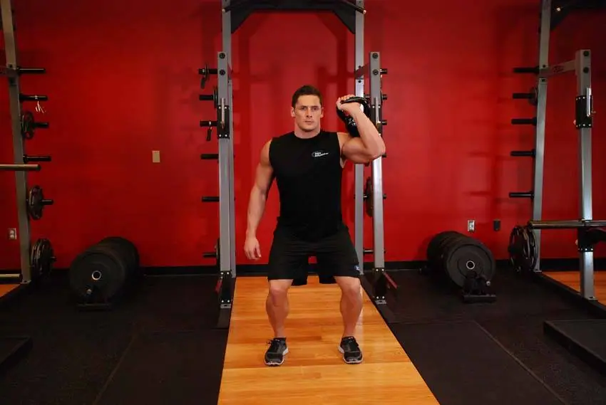 One-Arm Kettlebell Push Press — posisi akhir