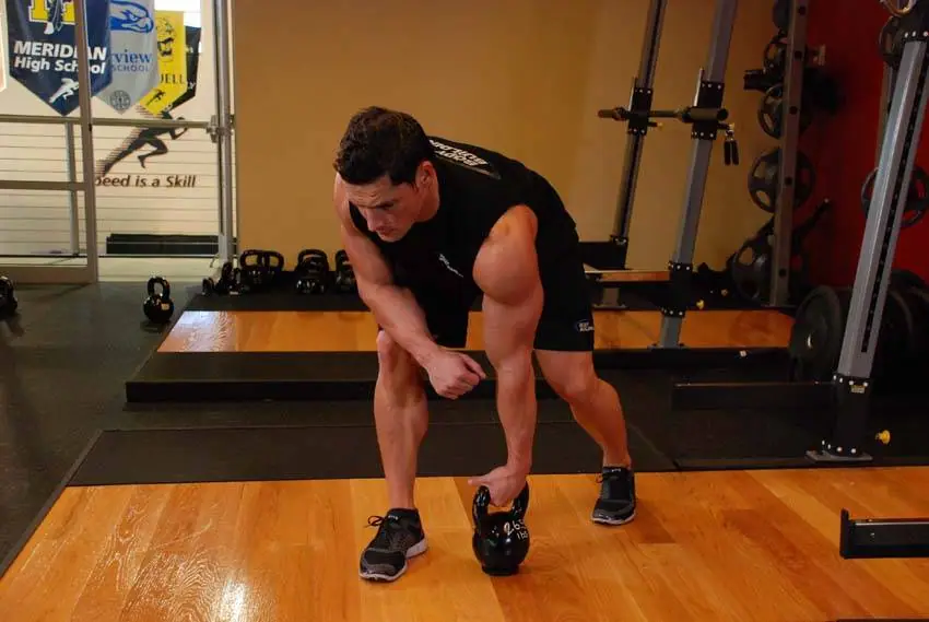 One-Arm Kettlebell Row — posisi awal