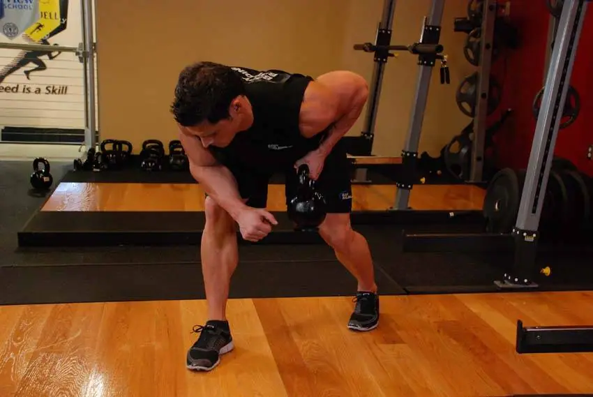One-Arm Kettlebell Row — posisi akhir