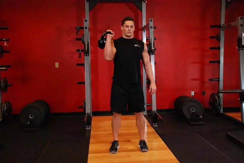 One-Arm Kettlebell Split Jerk — posisi awal