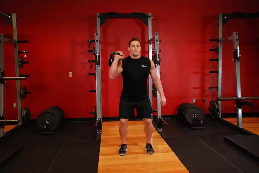 One-Arm Kettlebell Split Jerk — posisi akhir