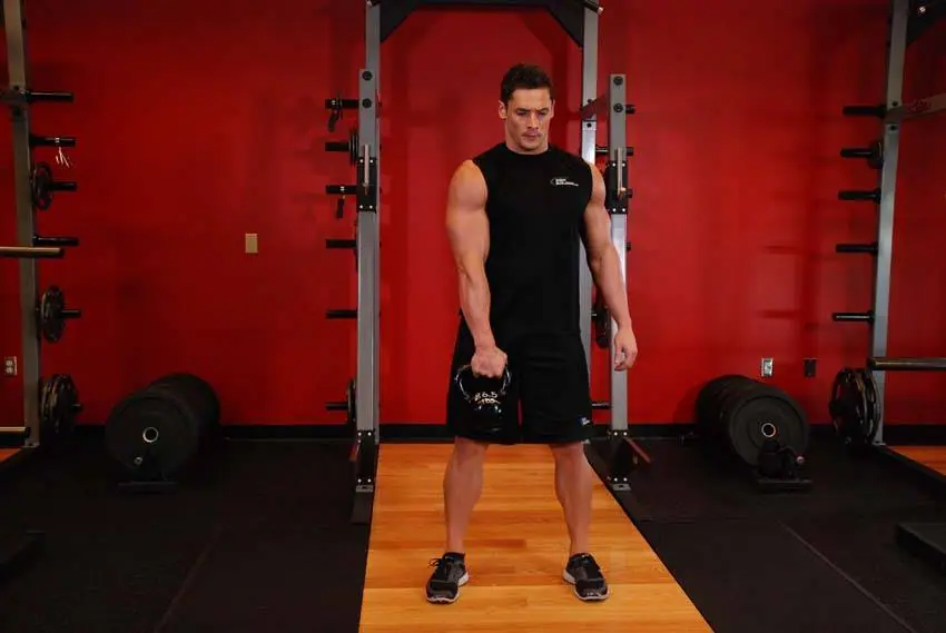 One-Arm Kettlebell Split Snatch — posisi awal