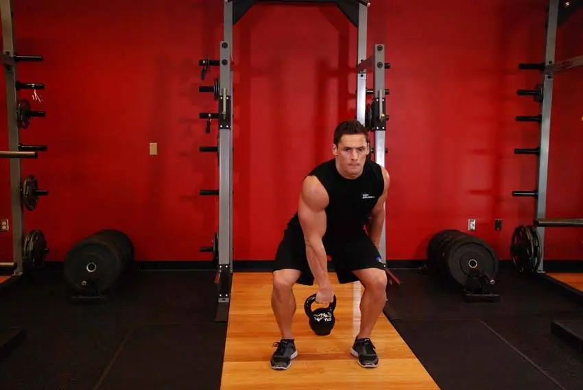 One-Arm Kettlebell Split Snatch — posisi akhir