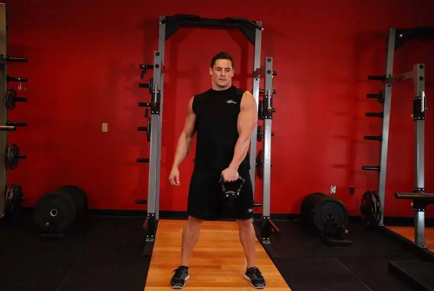 One-Arm Kettlebell Swings — posisi awal