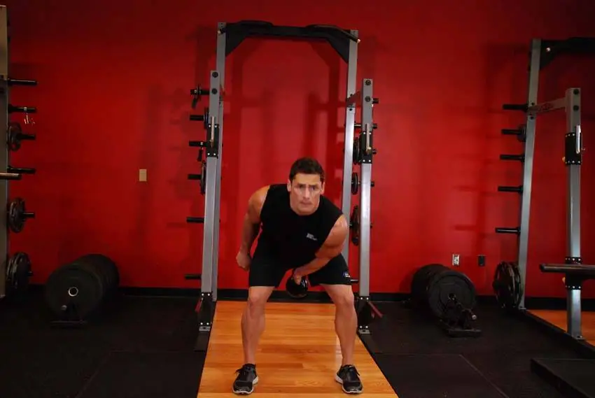 One-Arm Kettlebell Swings — posisi akhir