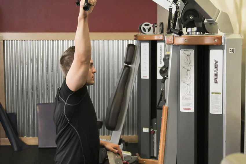 One Arm Lat Pulldown — posisi awal