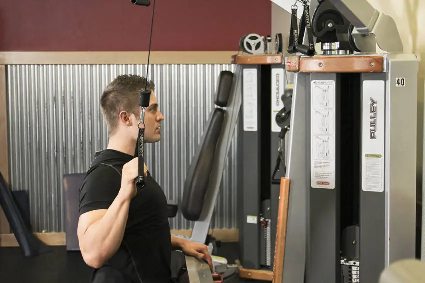 One Arm Lat Pulldown — posisi akhir