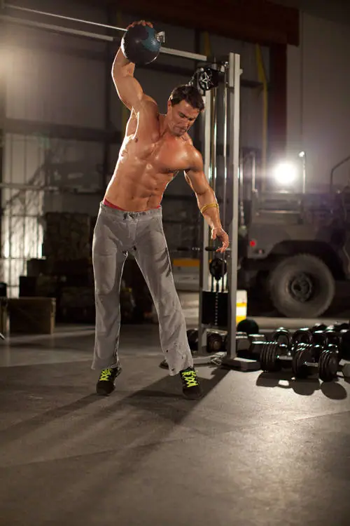 One-Arm Medicine Ball Slam — posisi awal
