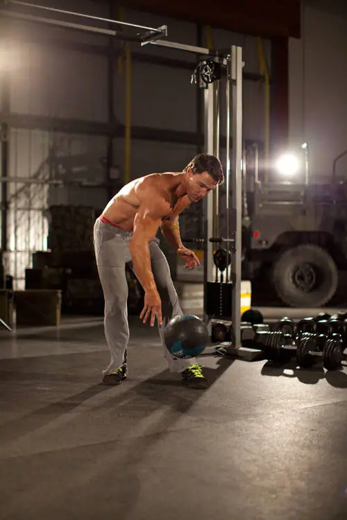 One-Arm Medicine Ball Slam — posisi akhir