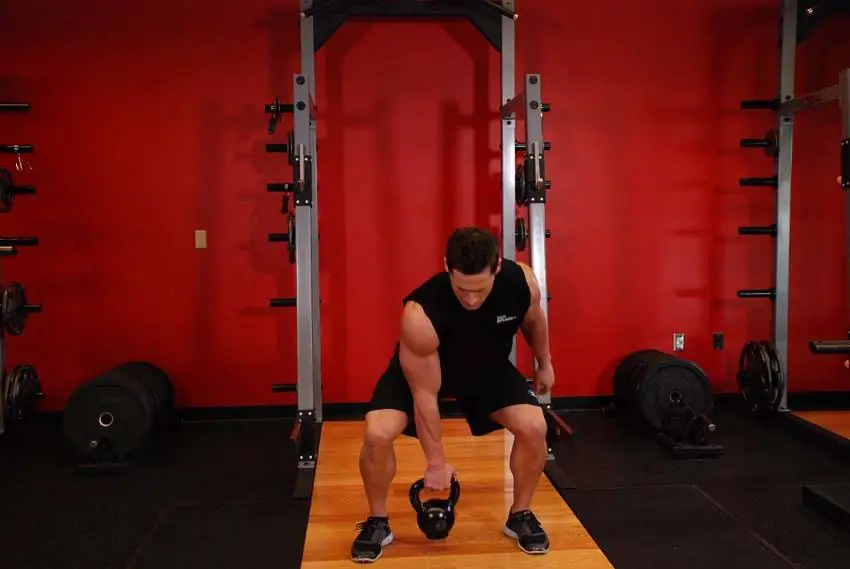 One-Arm Open Palm Kettlebell Clean — posisi awal