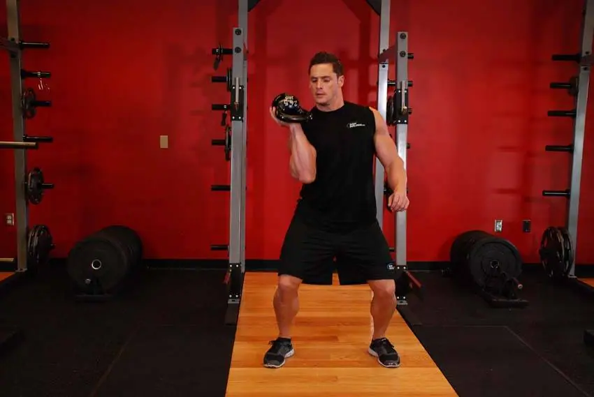 One-Arm Open Palm Kettlebell Clean — posisi akhir