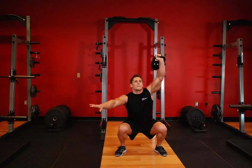 One-Arm Overhead Kettlebell Squats — posisi akhir