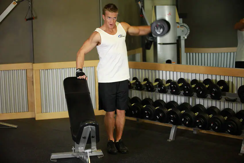 One-Arm Side Laterals — posisi akhir