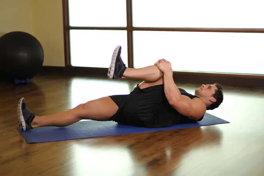 One Knee To Chest — posisi akhir